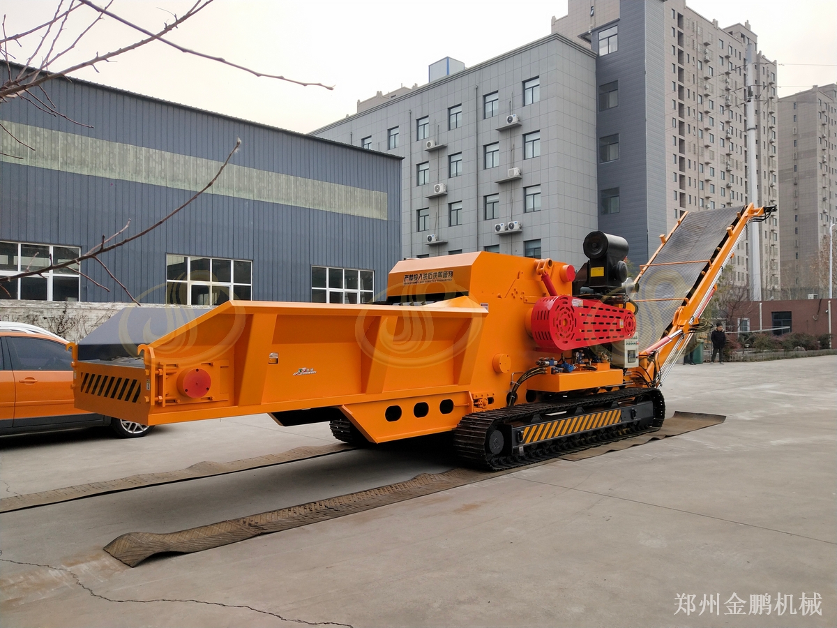 郑州金鹏移动大型树根粉碎机转场作业与林区生物质预粉碎应用