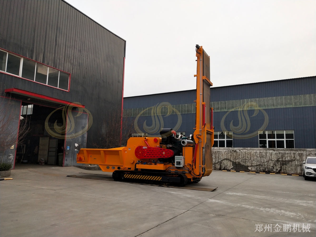 郑州金鹏柴油移动式木材粉碎机配置要点与分散料堆作业方案