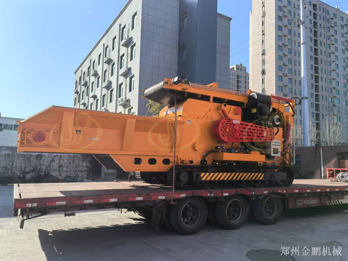 郑州金鹏履带式废旧木材破碎机上料出料流程与配置要点
