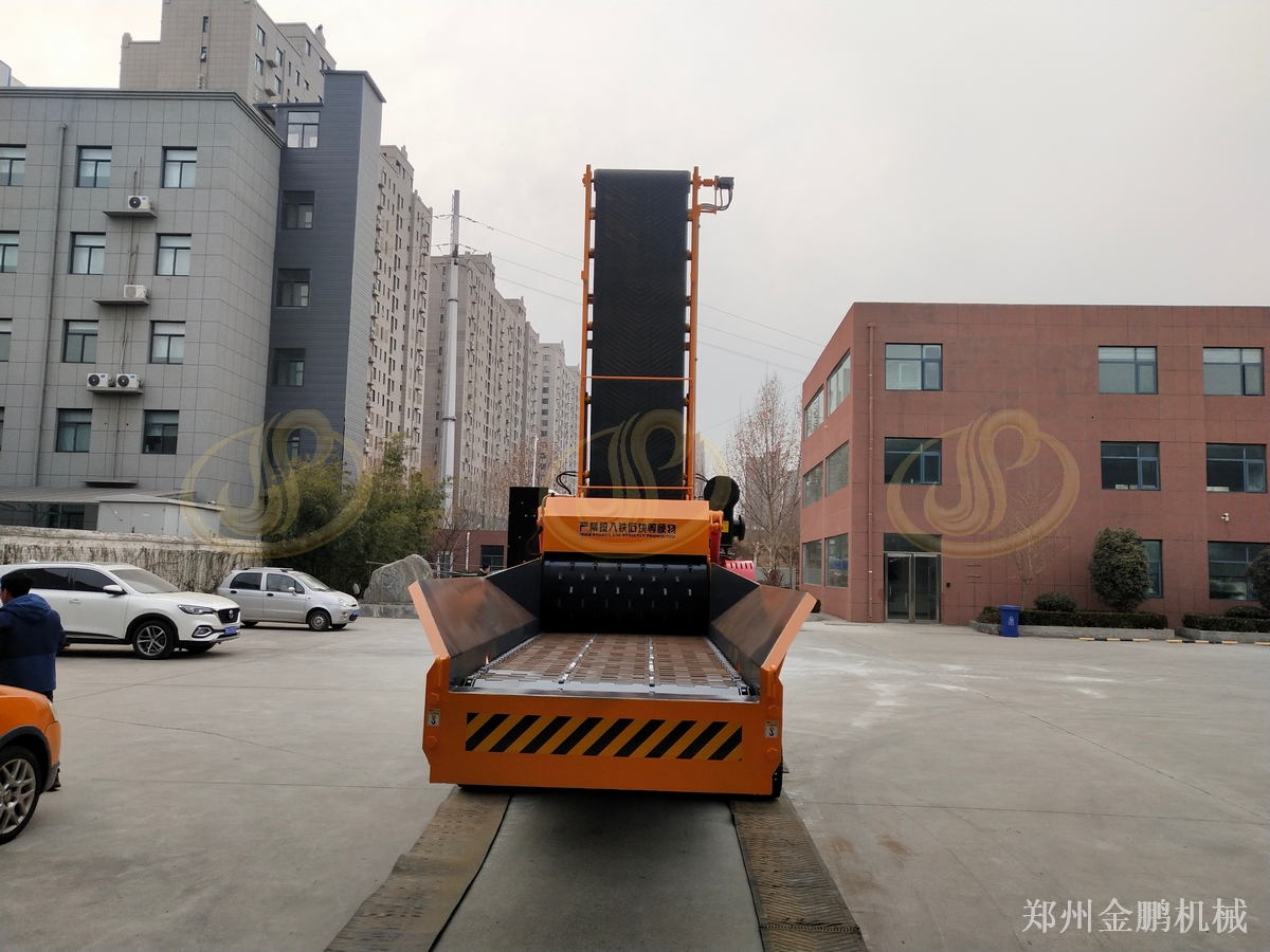 园林树枝粉碎，郑州金鹏移动木材树枝粉碎机灵活处理