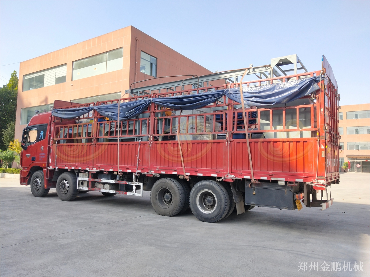 郑州金鹏米林树木粉碎机用于树木枝干破碎作业