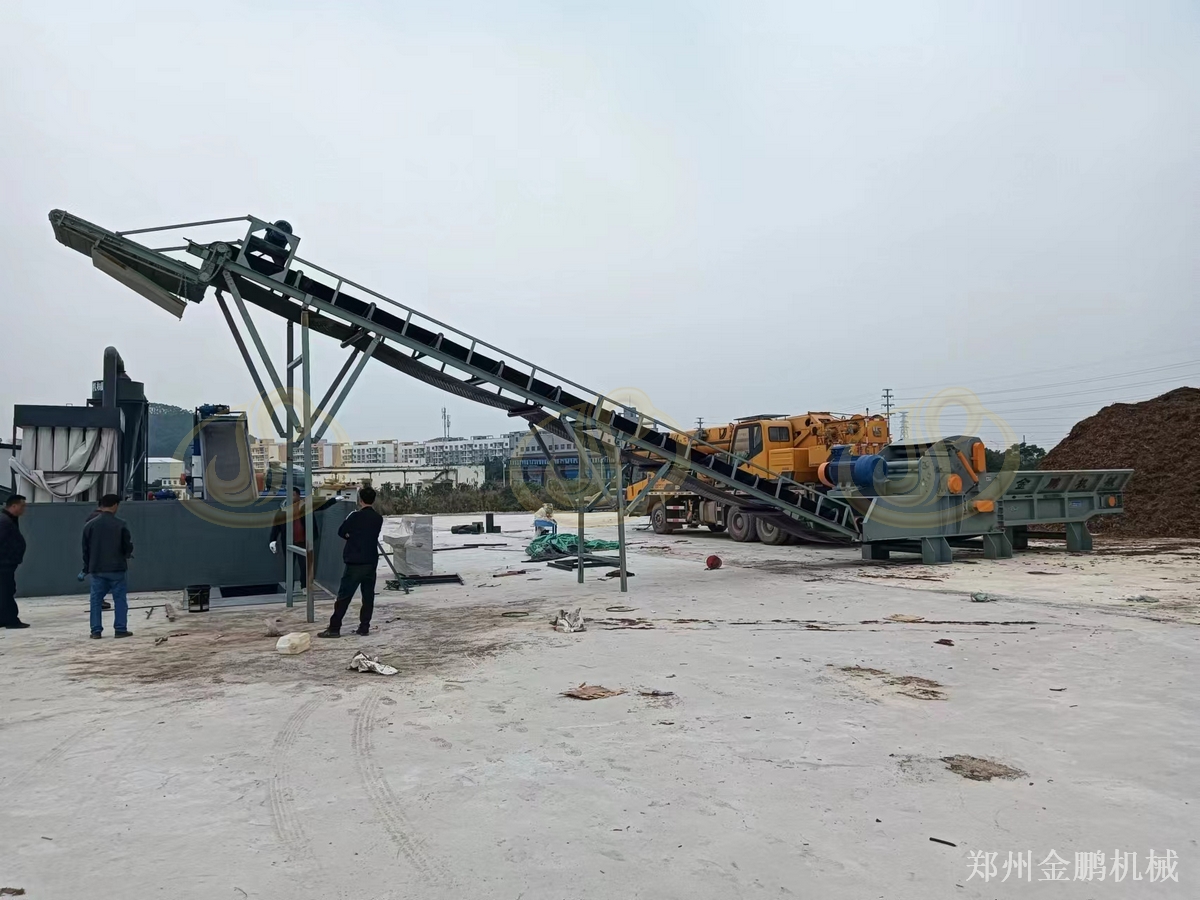 郑州金鹏废木板粉碎机用于家具厂边角料处理
