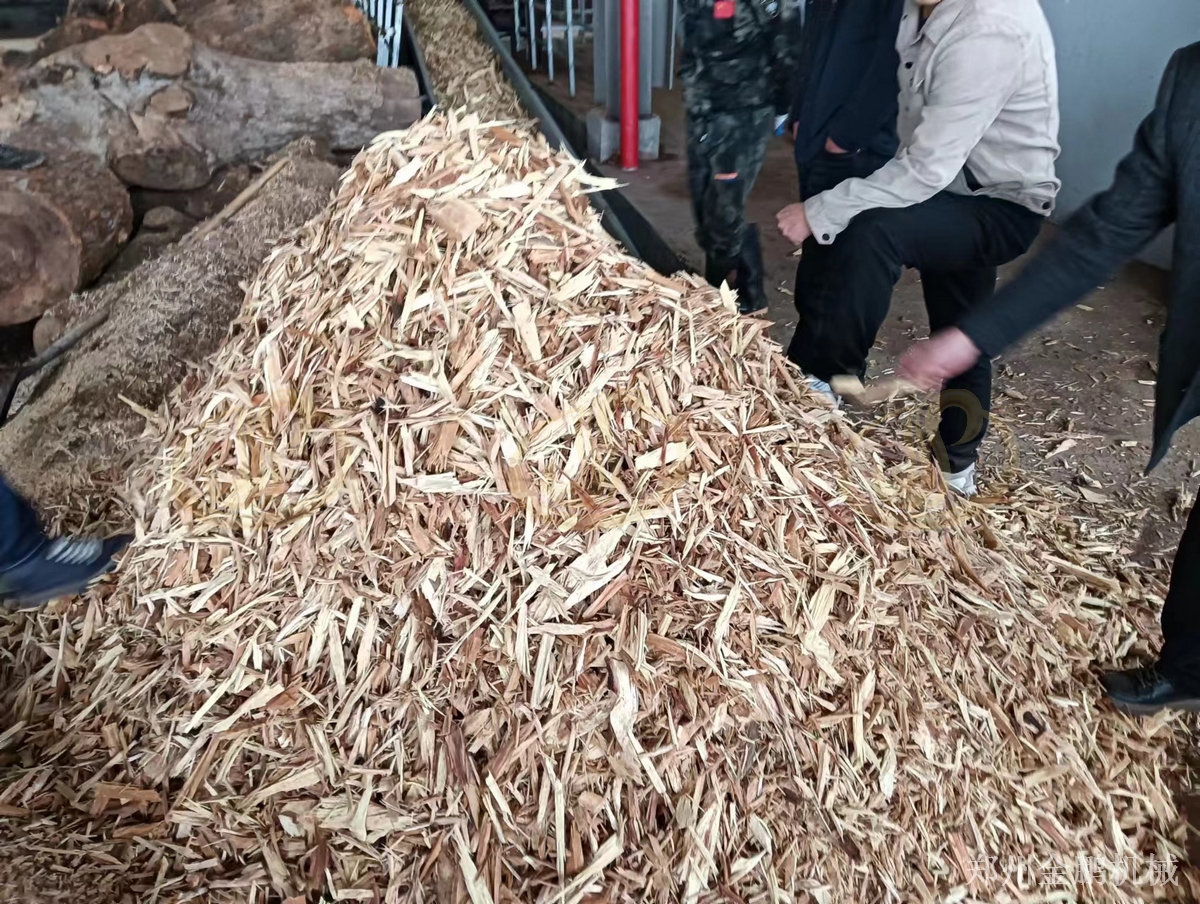 郑州金鹏圆盘粉碎机设备:圆盘切削破碎大块木料
